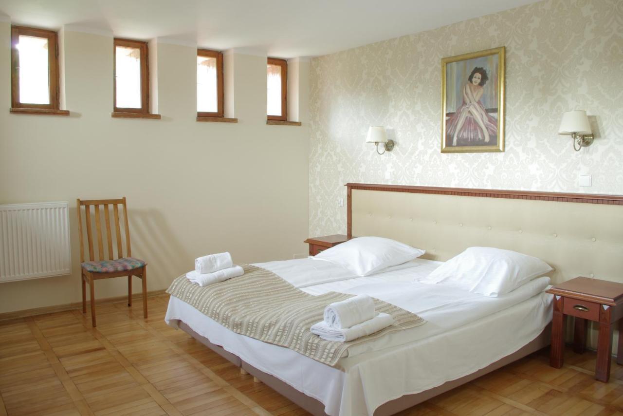 Hotel Zamek Karnity Milomlyn Exterior photo