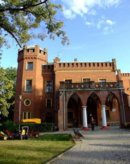 Hotel Zamek Karnity Milomlyn Exterior photo